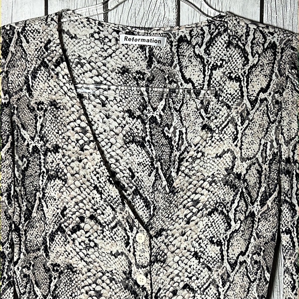 Reformation 4 Snakeskin Patterned V Neck Button front Blouse size 6 - Picture 5 of 8
